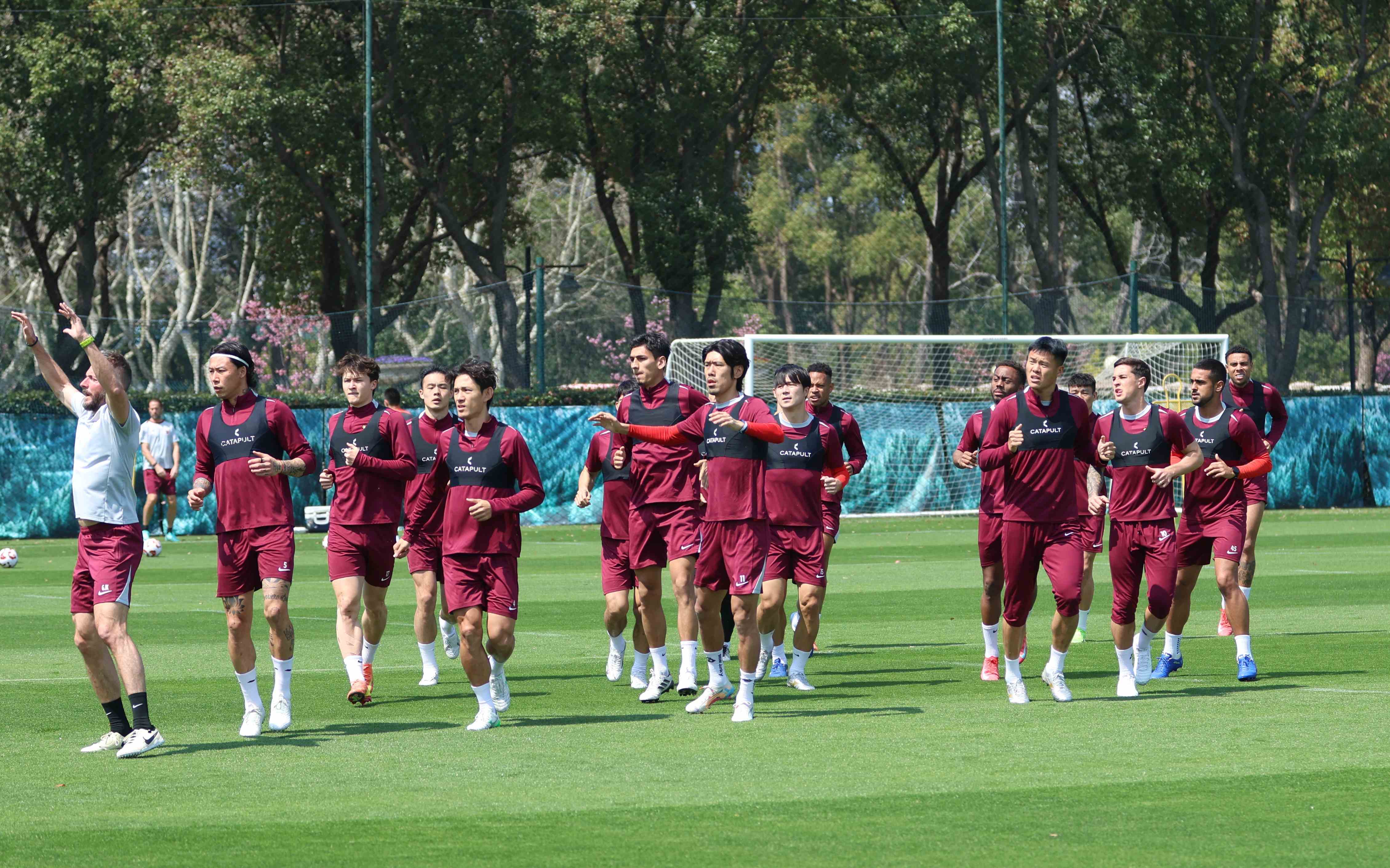 九游体育中国官网-中超球员技艺高超，球迷沉浸在精彩表演中的简单介绍