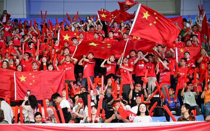 九游体育-足球比赛的现场氛围如何打动着观众？的简单介绍