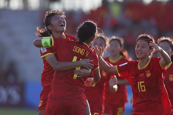 九游体育-中国女足队员在赛场上勇敢拼搏，收获赞誉