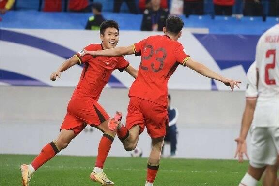 九游体育入口-足球场上热血激战，球队逐渐展现实力的简单介绍