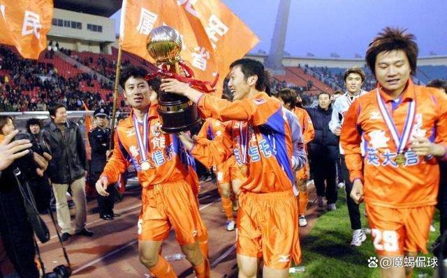 包含格拉纳达双线征战，争取双冠夺冠的词条