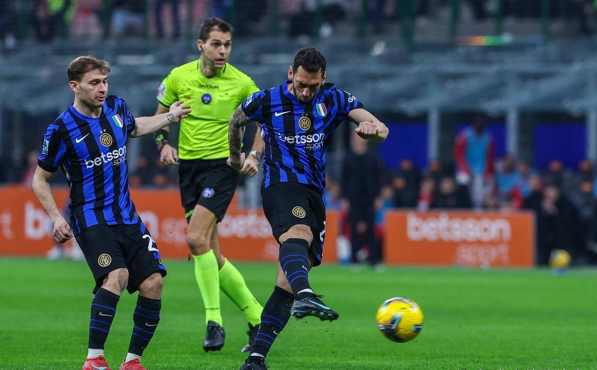 卡昂主场惊险逆转，球员慶祝胜利的简单介绍