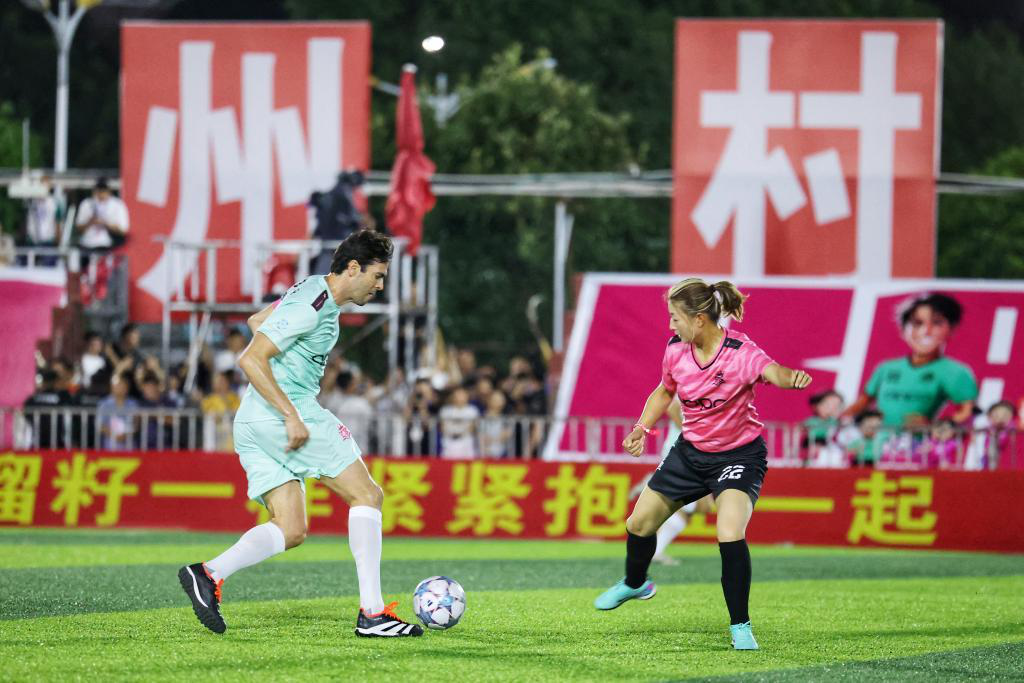 关于体育界女子足球赛事掀起轰动的信息 关于体育界女子足球赛事掀起轰动的信息