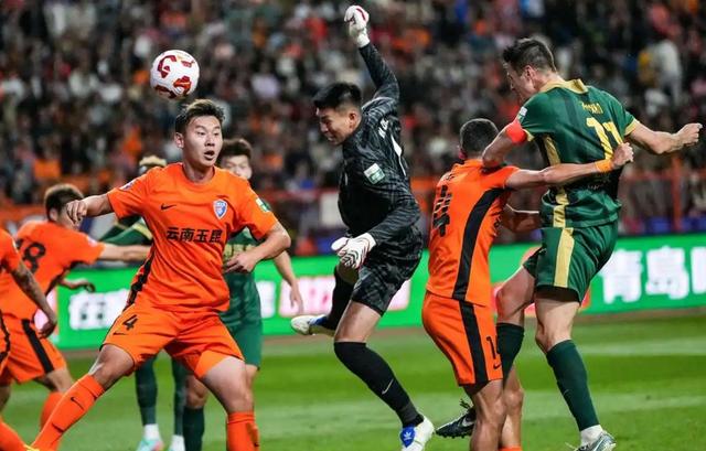 中超联赛一触即发,球队备战状态紧张 中超联赛一触即发,球队备战状态紧张