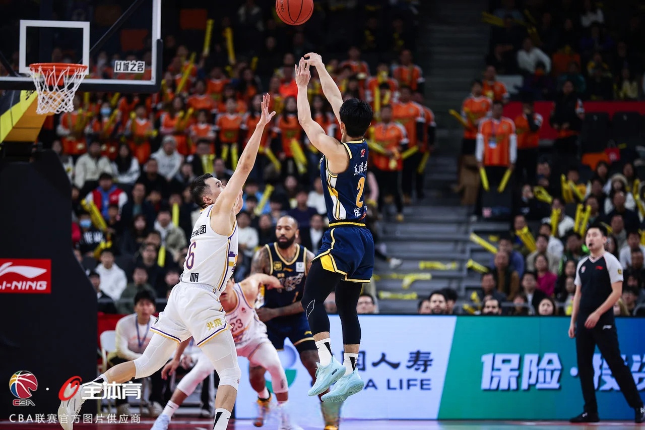 九游体育亚洲官网-北京北控队员表现出色，全力冲刺