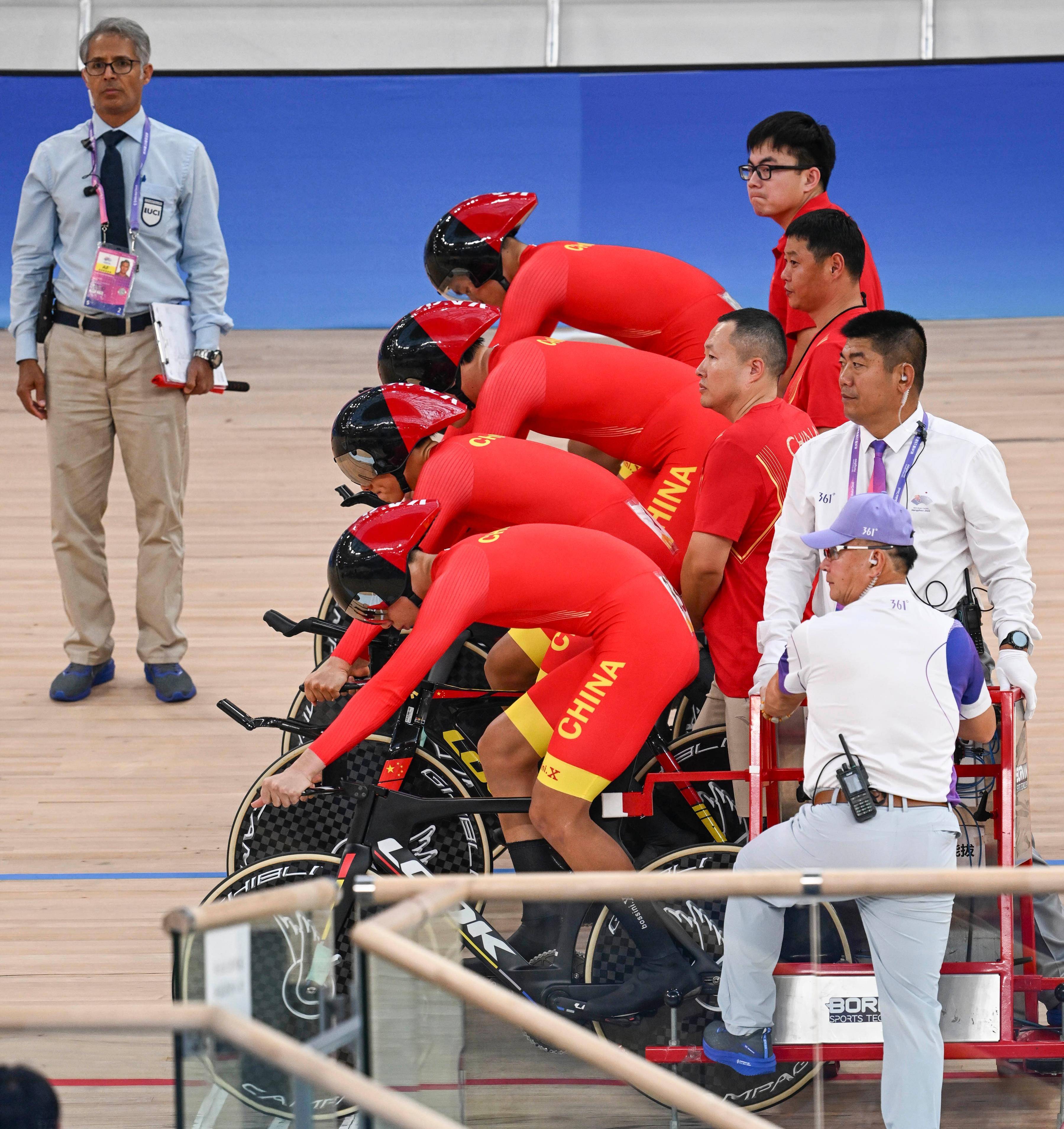 荷兰自行车队在团体追逐中夺冠