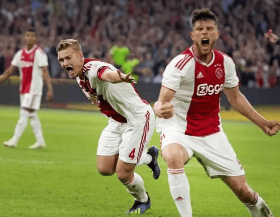 九游体育官方登录入口-荷兰阿贾克斯队奋力上攻进攻态势强大