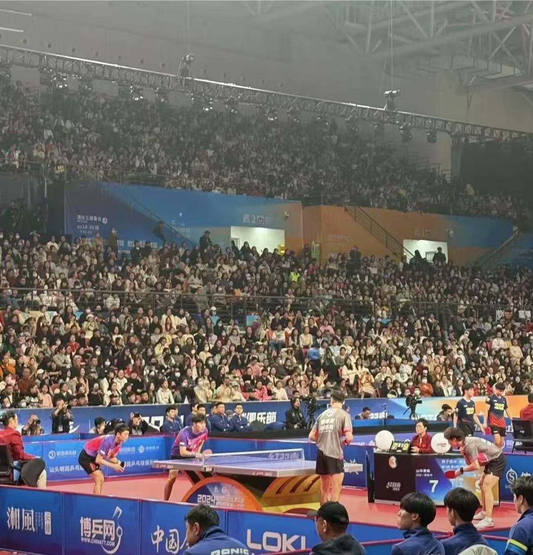 观众热情高涨,球场气氛喜人动人 观众热情高涨,球场气氛喜人动人