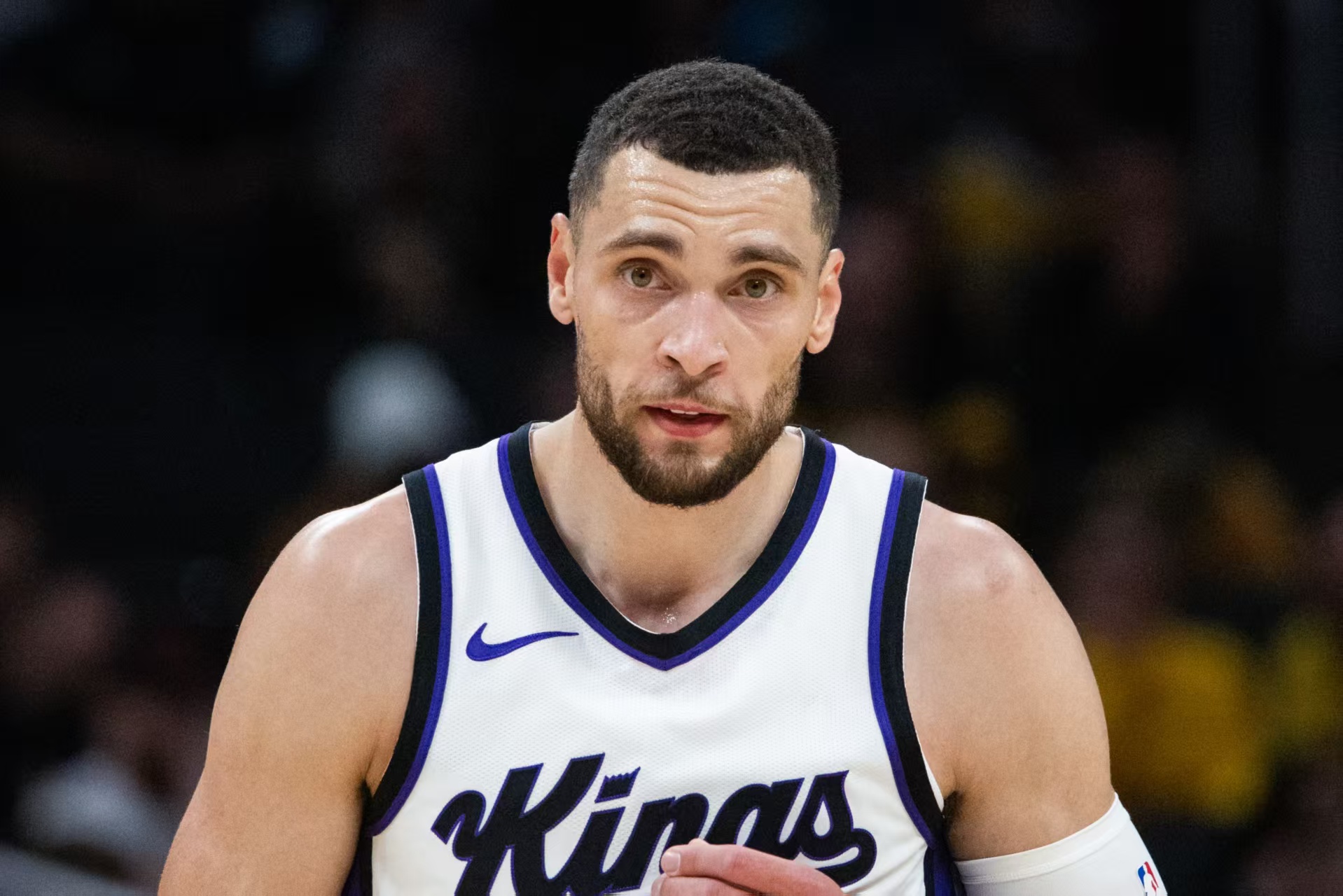 包含快船主场险胜国王，保持不败势头的词条