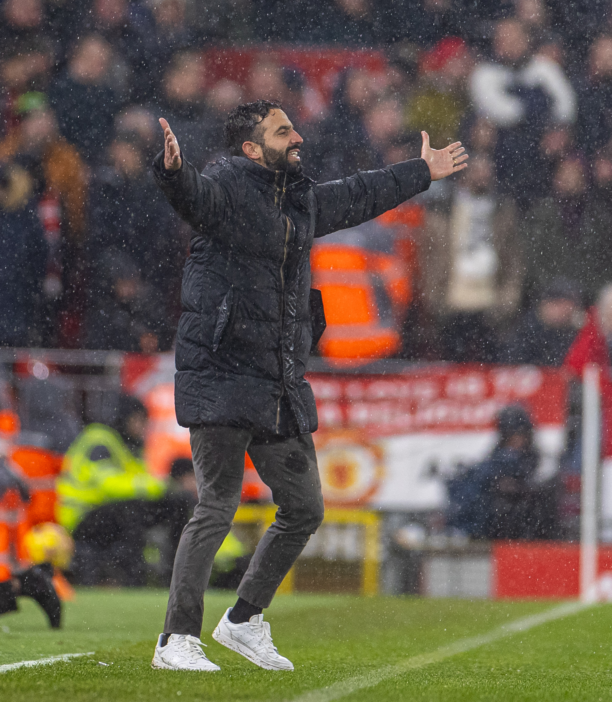 利物浦险胜曼联，赢得关键三分