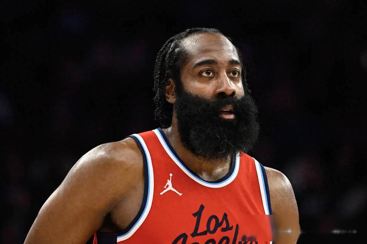 雄鹿队主教练赞誉球员表现：实力突飞猛进的简单介绍