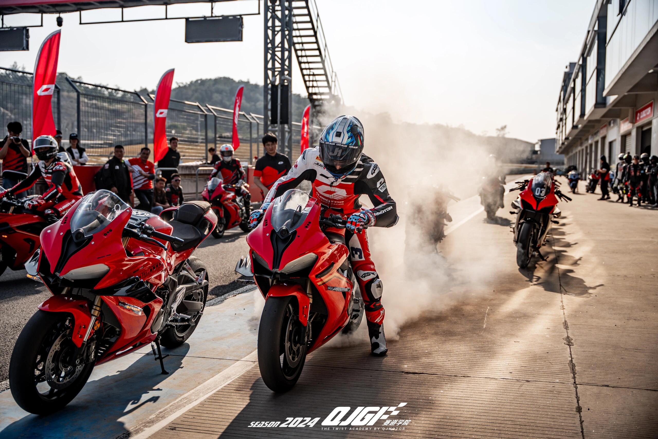 包含精彩瞬间高能迸发，比赛急速变幻的词条