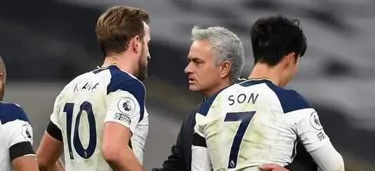 包含里昂客场战胜对手，欧冠前景一片光明的词条