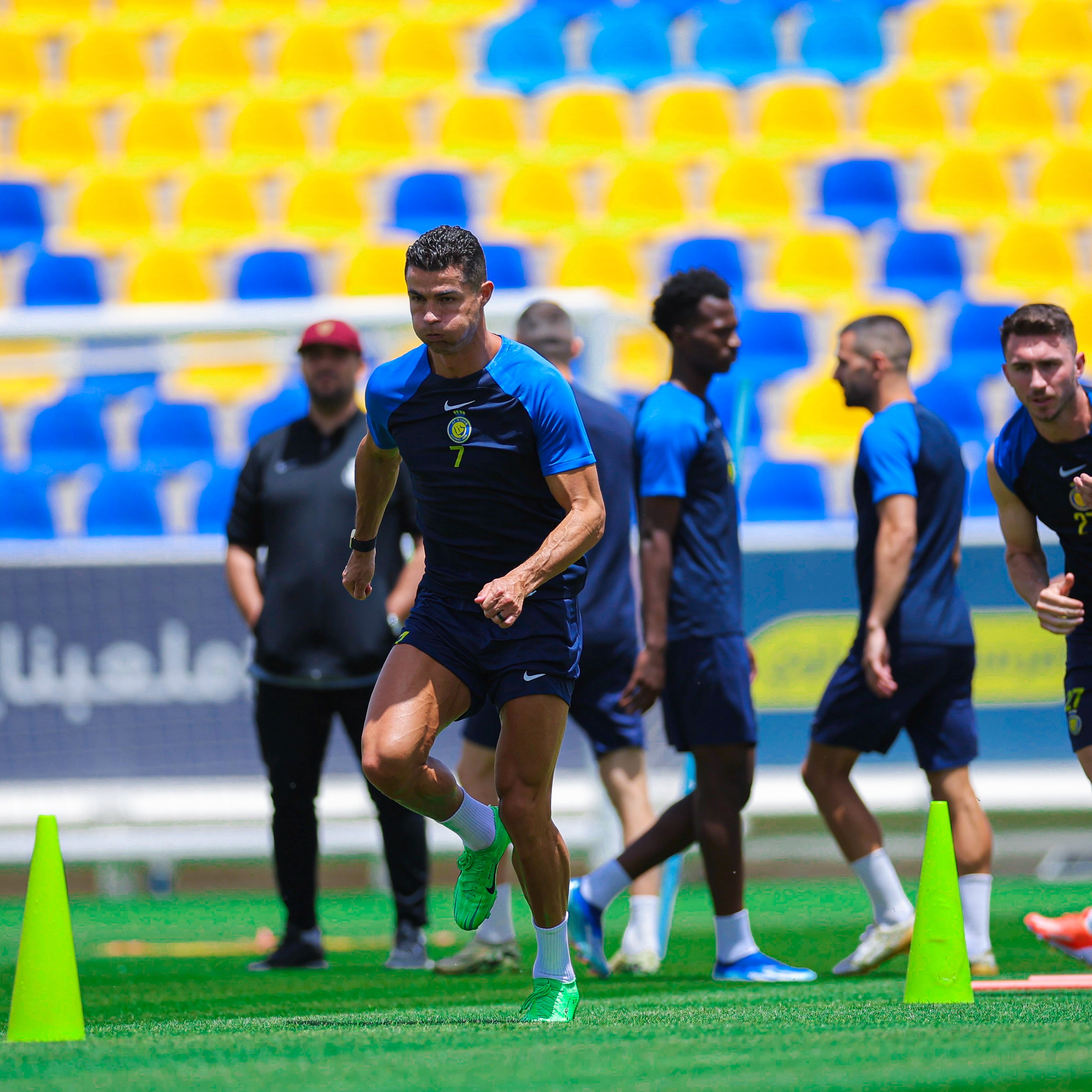 精湛的球技展现出神勇，令人赞叹