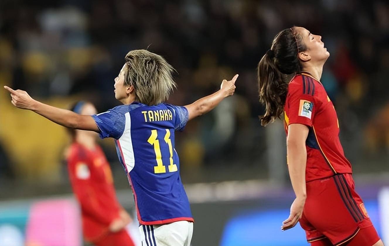 包含加拿大女足球员训练中状态出色，备战下一场比赛的词条