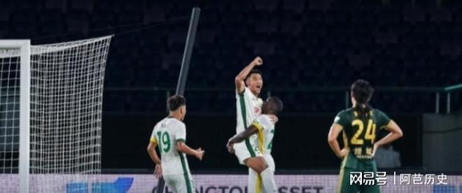 一支球队在比赛中失利引发球迷不满 一支球队在比赛中失利引发球迷不满