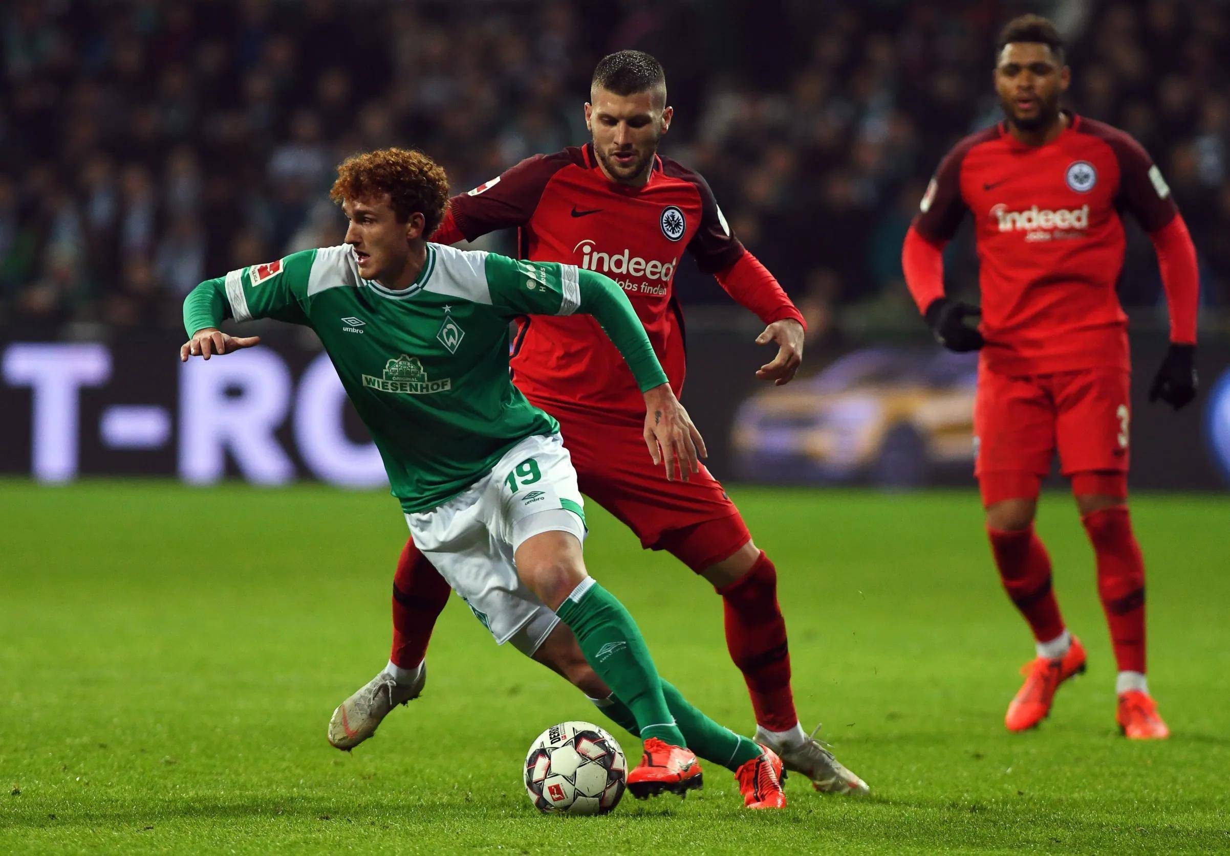 阿贾克斯队以出色表现击败巴塞罗那 阿贾克斯队以出色表现击败巴塞罗那