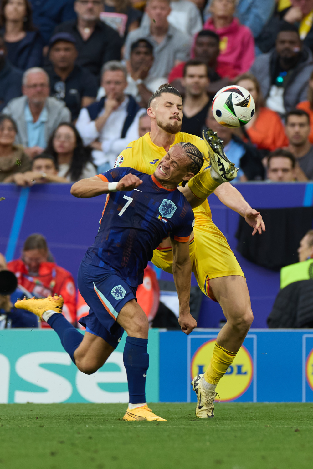 荷兰足球明星在国家比赛中创造历史 荷兰足球明星在国家比赛中创造历史