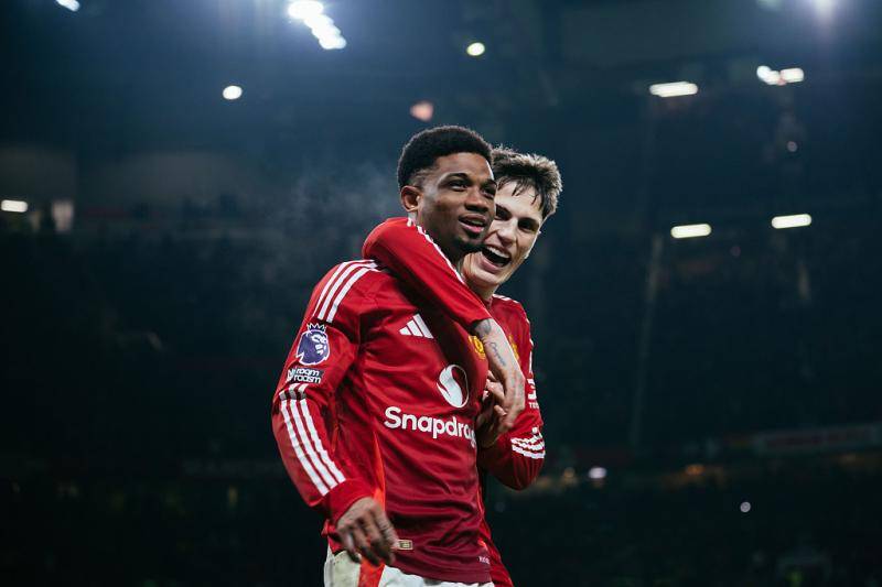 九游体育官网入口-一位年轻球员在比赛中完成帽子戏法，成为焦点人物