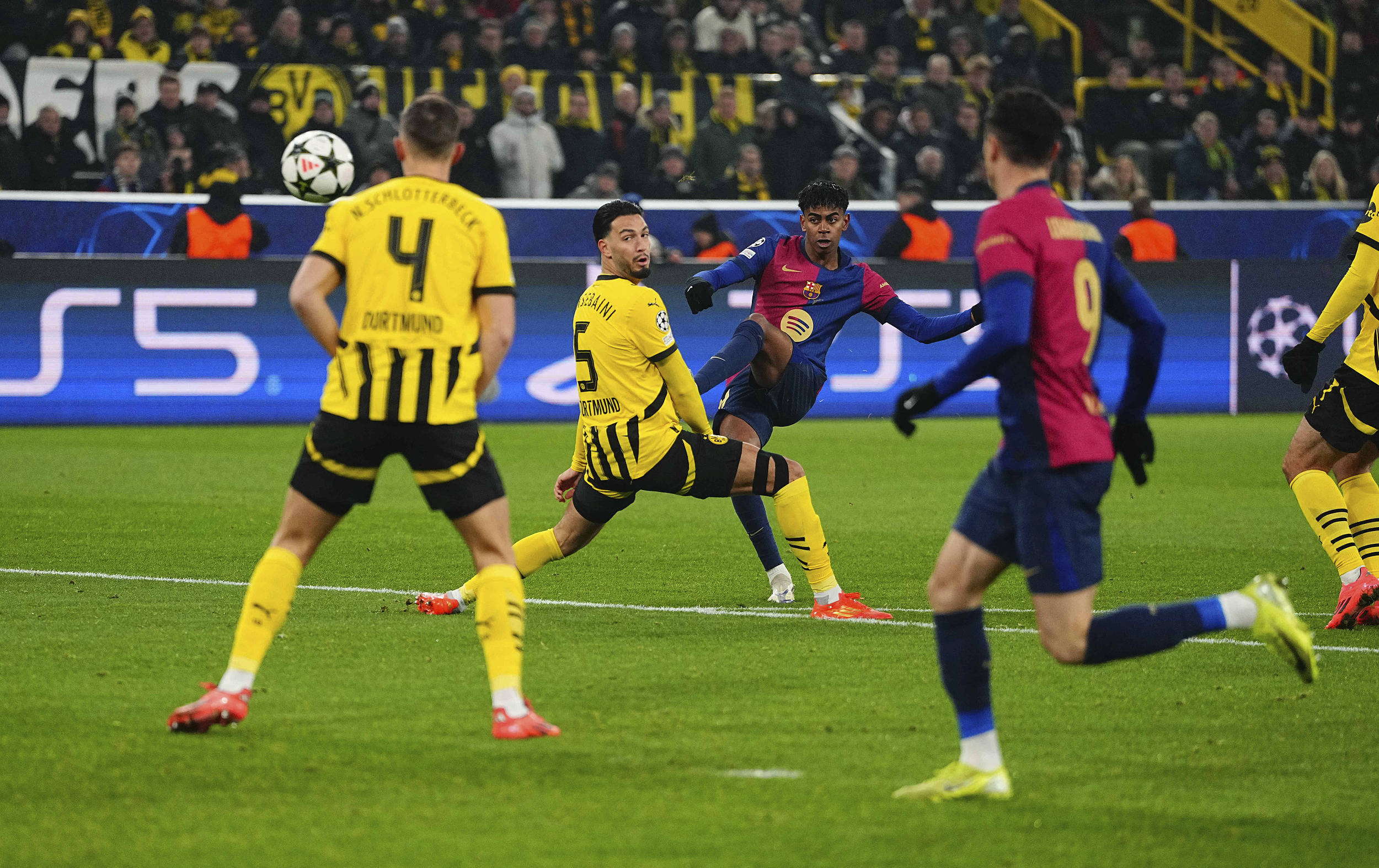 包含里昂成功绝杀梅斯，豪取联赛四连胜争冠热度连连上扬的词条