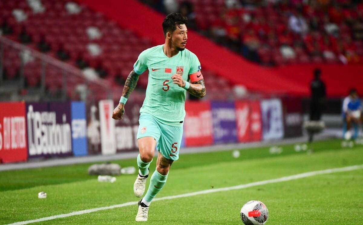 中国足球运动员在赛场上展现出优秀球技