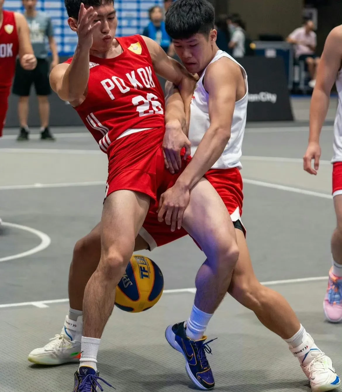 九游体育app下载-专业球员积极备赛篮球赛事，砥砺团队精神