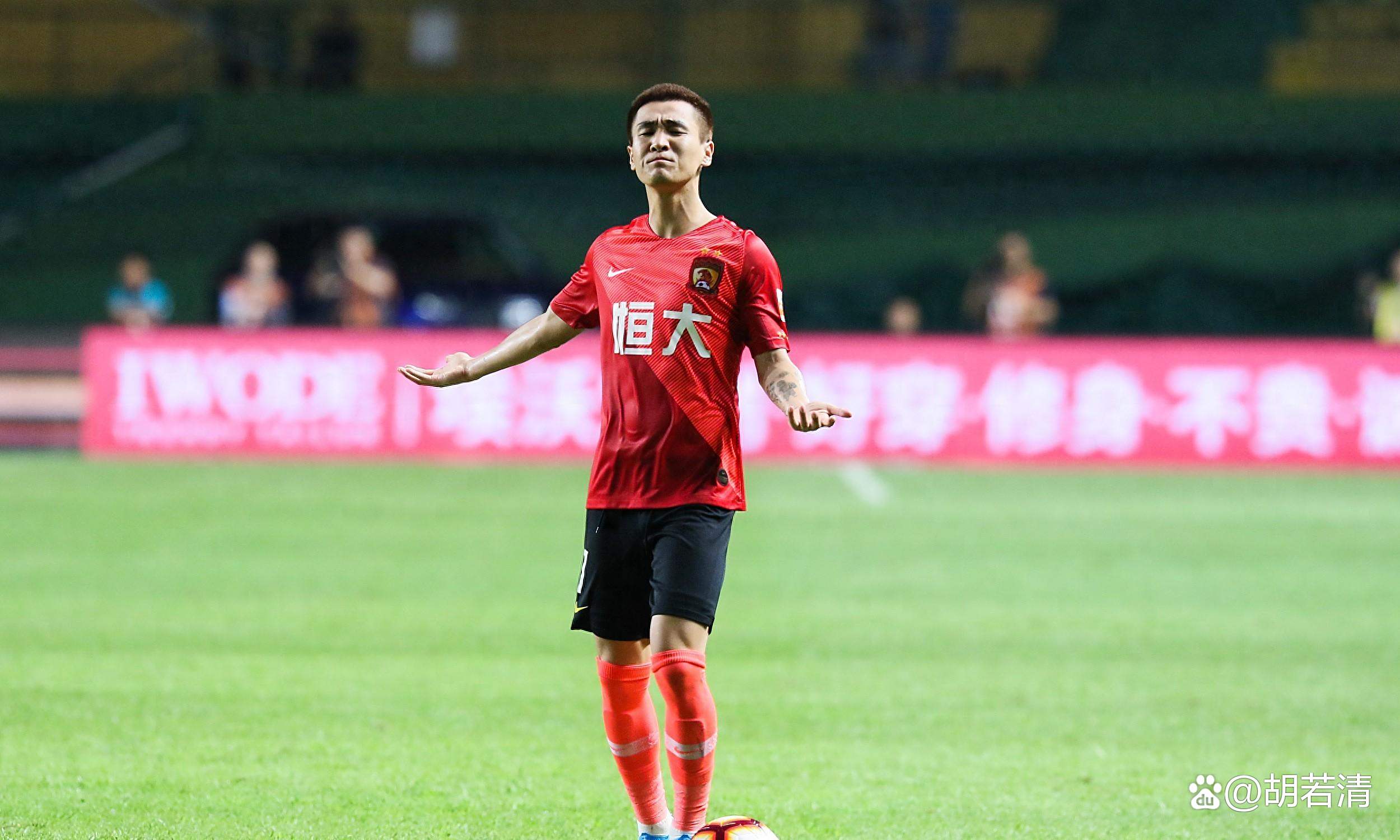 包含国内足坛新鲜事：冲击榜首的球队实力不容小觑，成为黑马的词条