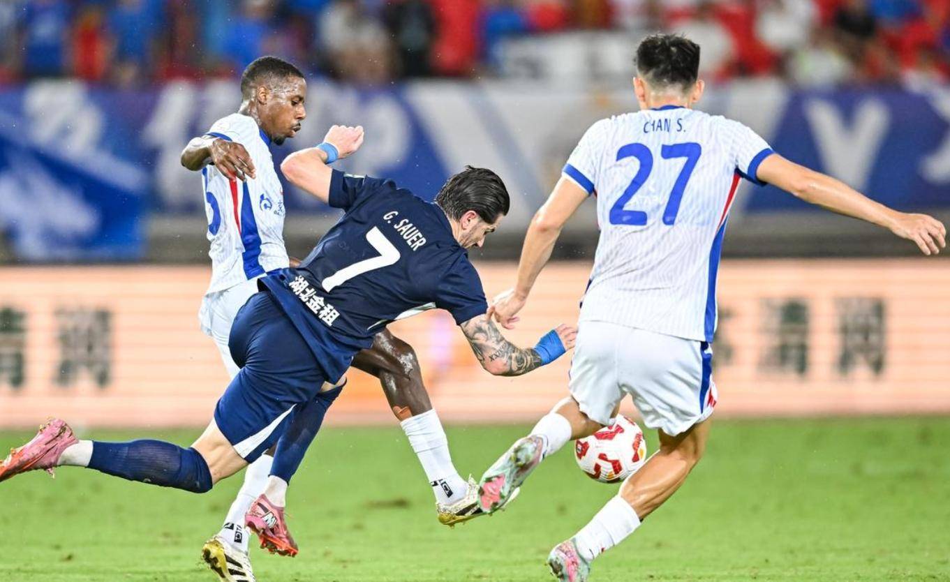 河南建业客场不敌上海绿地申花，遭遇失利