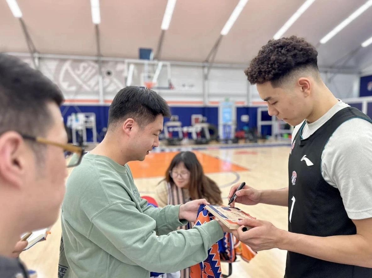 九游体育入口-关于上海男篮战绩不佳，球迷疑虑主教练能否执教的信息