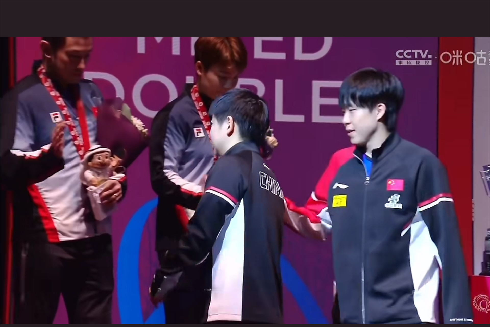 比赛结束后的庆祝场面令人感动 比赛结束后的庆祝场面令人感动