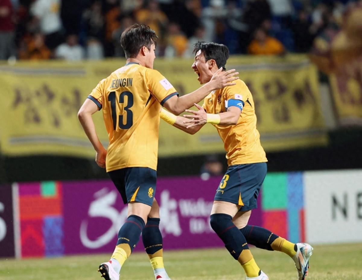 西亚球队与东南亚球队争夺胜利